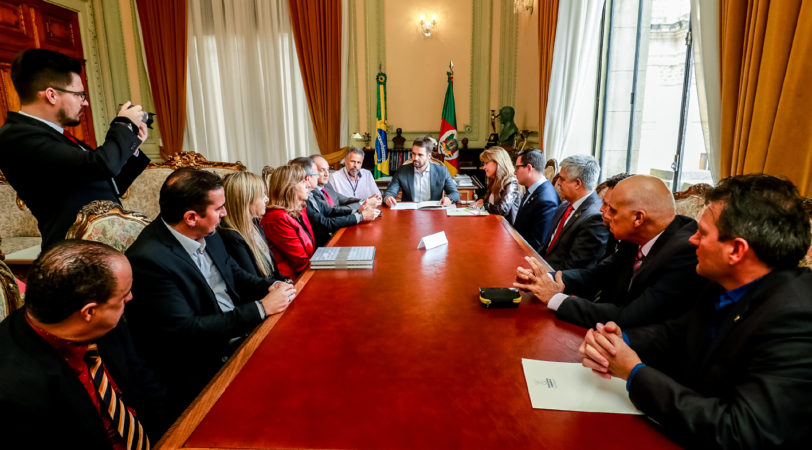 PORTO ALEGRE, RS, BRASIL, 27/03/2019 -Governador Eduardo Leite recebe o prefeito de Passo Fundo Luciano Azevedo e o deputado estadual
Mateus Wesp. Fotos: Gustavo Mansur / Palácio Piratini
