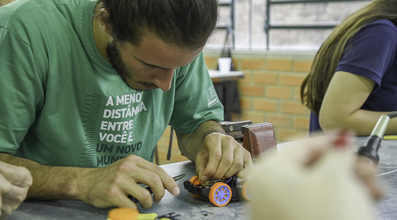 Oficina de adaptação dos brinquedos. Crédito: Ana Knevitz/Universidade Feevale.