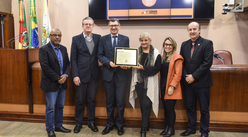 Entrega da placa comemorativa: vereador Edson da Rosa; presidente da Câmara, Flávio Cassina; reitor Evaldo Kuiava; diretora do ISAM, Vania Schneider; secretária municipal do Meio Ambiente, Patrícia Rasia; e vereador Gustavo Toigo
