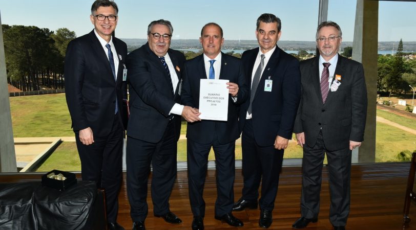 Reitor e comitiva da CIC entregaram projetos do MobiCaxias ao ministro Onyx Lorenzoni
