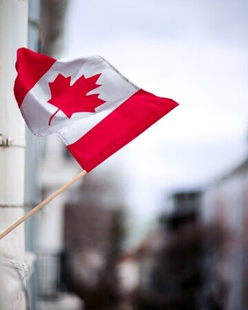 bandeira-canadense-ao-ar-livre_23-2150458740